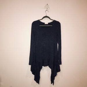 Long sleeved cotton top with a symmetrical bottom